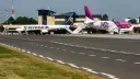 Dwa samoloty, Ryanair i Wizz Air, stojące na płycie lotniska.
