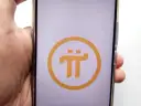 Telefon z logo Pi Network, symbolizującym nadzieję na szybkie pi network kiedy na giełdzie.
