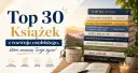 Mądre książki dla dorosłych o rozwoju osobistym, które inspirują do zmian. Na zdjęciu stos książek, kubek z napisem "Zainwestuj w siebie" i notatnik.