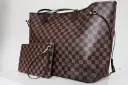 Duża torebka Louis Vuitton w kratkę, obok mniejsza kosmetyczka. Klasyczny wzór Damier Ebene.