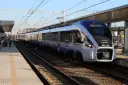 Nowoczesny pociąg Intercity na torach, gotowy do podróży z Warszawy do Lublina.