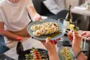 Na stole sushi, które zachwyca smakiem. To kwintesencja kuchni japońskiej, pełnej świeżości i harmonii.