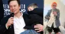 Elon Musk z synem i Grimes w stylizacji z pomarańczowymi włosami.