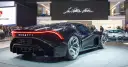 Czarny Bugatti La Voiture Noire z czerwonym pasem świateł z tyłu, na wystawie samochodowej.