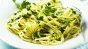 Pyszne spaghetti z zielonym pesto i świeżą natką pietruszki. Idealne na szybki obiad, inspiracja z przepisów z pesto.