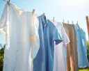 Jak wieszać koszule po praniu, aby uniknąć zagnieceń i prasowania