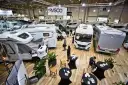 Wielka hala targowa pełna kamperów i przyczep kempingowych. Widać logo ERWIN HYMER GROUP.