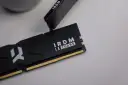 Moduł pamięci IRDM DDR5, gotowy do instalacji. Porównanie DDR4 vs DDR5 w praktyce.
