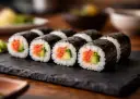Roladki sushi z łososiem i awokado, zawinięte w nori. Zastanawiasz się, którą stroną nori do sushi? Zawsze błyszczącą na zewnątrz!