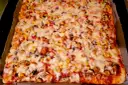 Pyszny przepis na pizzę z kurczakiem, kukurydzą i pieczarkami, obficie posypaną ciągnącym się serem. Idealna na rodzinny obiad.