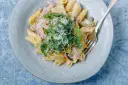 Penne z kremowym sosem, szynką i rukolą. Czy wolisz fusilli czy penne?