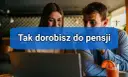 Para, która wspólnie szuka sposobów, jak dorobić do pensji, analizuje coś na laptopie.