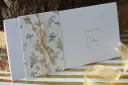 Eleganckie zaproszenia na 18 urodziny z motywem roślinnym i złotym sznurkiem. Idealne, by pokazać, jak spersonalizować zaproszenia na osiemnastkę diy pomysły i materiały.