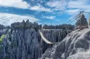 Most skalnych iglic Tsingy de Bemaraha, z wiszącym mostem nad przepaścią.