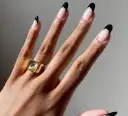 Stylizacje manicure francuskiego Kim Kardashian, które musisz zobaczyć