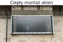 Nowe okno w trakcie ciepłego montażu okien. Widać taśmy uszczelniające VEKA.