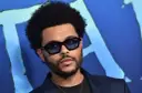 The Weeknd w okularach, z afro i zarostem, na niebieskim tle. Pośpiesz się jutro, bo to jego premiera!