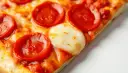 Ile kalorii ma kawałek pizzy? Sprawdź popularne rodzaje i składniki