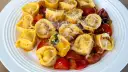 Pyszne tortellini z pomidorkami i parmezanem. Czy to ravioli czy tortellini? Trudno odróżnić, ale smakują wybornie!