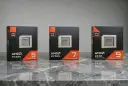 Trzy pudełka z procesorami nowe procesory AMD Ryzen 5, 7 i 9, z różną ilością pamięci cache i rdzeni.