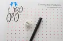 Zabawy matematyczne dla 6 latka: rysowanie cyfr i figur z kropek, kostka do gry i flamaster.