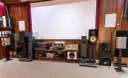 Wiele głośników i sprzętu audio tworzy idealne centrum rozrywki. To marzenie każdego miłośnika magazynu hi fi.