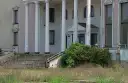 Hotel Murat w Wejherowie z kolumnami i schodami prowadzącymi do wejścia.