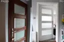 Przed i po: brązowe drzwi z szybkami vs. białe drzwi z matowymi szybkami.