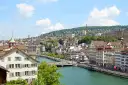 Widok na Zurych z rzeką Limmat. Zastanawiasz się, ile kosztuje mieszkanie w Szwajcarii?