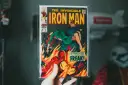 Okładka "The Invincible Iron Man" z 1968 roku. Czy komiks to literatura? Ta okładka z płonącym Iron Manem ratującym kobietę sugeruje, że tak.