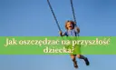 Radosny chłopiec na huśtawce. Jak oszczędzać na przyszłość dziecka?