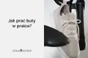 Beżowe buty sportowe na czarnym tle. Tekst: "Jak prać buty w pralce?". Dowiedz się, w ilu stopniach prać buty, by je odświeżyć.