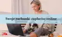 Kobieta z psem na kolanach płaci rachunki online. Dowiedz się, jak opłacić czynsz za lokal bez gotówki, wygodnie z domu.