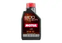 Czarna butelka oleju silnikowego Motul 8100 Power 5W-30 z czerwonym korkiem.