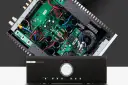 Wnętrze wzmacniacza Musical Fidelity M6 500i z widocznym transformatorem i płytką drukowaną.
