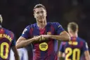 Piłkarz Robert Lewandowski w koszulce FC Barcelony, z logo Spotify. Jego zarobki tygodniowe są imponujące.