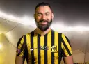 Karim Benzema w nowej koszulce klubu, zastanawiasz się ile zarabia Karim Benzema?