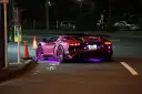 Różowy Lamborghini z neonowym podświetleniem na ulicy nocą.