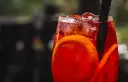 Aperol z wódką: Mocniejsze drinki? Przepisy i sekrety barmana!