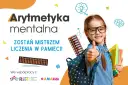 Arytmetyka mentalna: warto rozwijać umiejętności liczenia w pamięci. Uśmiechnięta dziewczynka z kciukiem w górę i liczydłem symbolizuje sukces.