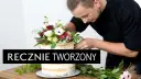 Mistrz cukiernictwa dekoruje tort z kwiatami żywymi, tworząc dzieło sztuki.