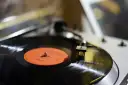 Gramofon odtwarza płytę winylową z muzyką indie pop.