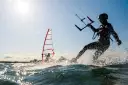 Kite czy Windsurfing? Porównanie, które rozwieje Twoje wątpliwości