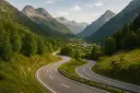 Malownicza trasa z Polski do Włoch przez góry. Kręta droga wśród zielonych wzgórz i lasów, prowadząca do urokliwej wioski w dolinie.
