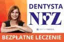 Uśmiechnięta kobieta obok logo NFZ. Dowiedz się, co jest refundowane u dentysty i skorzystaj z bezpłatnego leczenia.