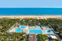 Wspaniałe kempingi nad morzem z basenami i zjeżdżalniami, otoczone zielenią, tuż przy piaszczystej plaży.