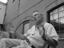 Wojciech Trzciński w swobodnej pozie, gestykuluje, opowiadając o swoim życiu prywatnym.