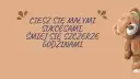 Miś z życzeniami: "Ciesz się małymi sukcesami, śmiej się szczerze godzinami". Krótkie życzenia urodzinowe dla chłopca.
