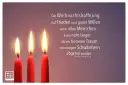 Drei brennende rote Kerzen vor einem lila Hintergrund mit einem Zitat von Martin Luther King Jr.
