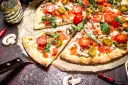 Pyszna pizza na cienkim cieście z pomidorkami, jalapeno i rukolą. Idealna na spotkanie z przyjaciółmi.